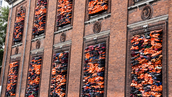 Ai Weiwei art. 3.500 migrant life jackets